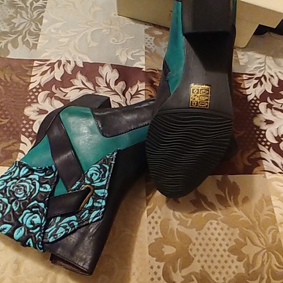 Boots - Picture 7 of 7